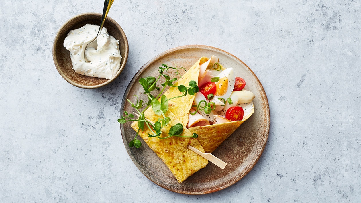 Wrap gevuld met asperges, gerookte kip en bieslook roomkaas Recept